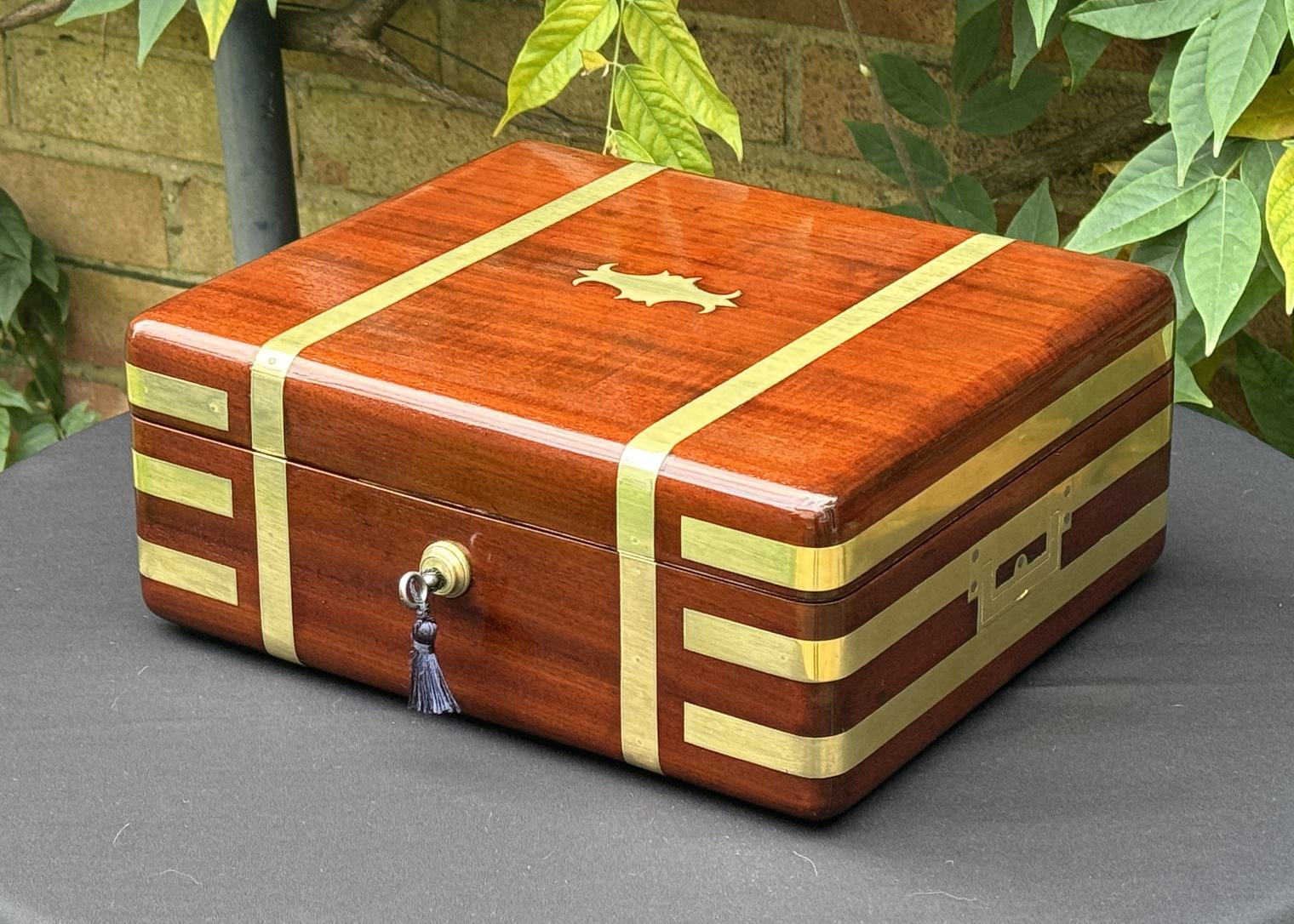 Antique Radial Edged Travelling Jewellery Box in Mahogany